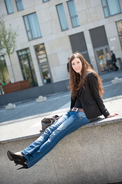 Jonge vrouw - casual mode buiten portret — Stockfoto