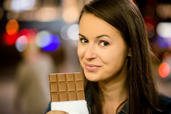 Žena jí čokoládu — Stock fotografie