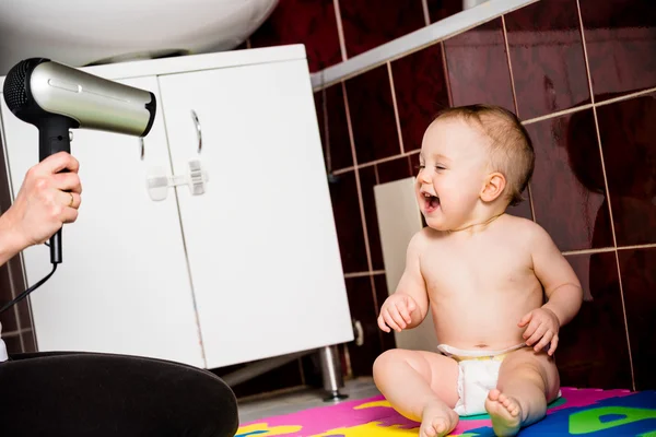 Madre e bambino - asciugatura dei capelli — Foto Stock