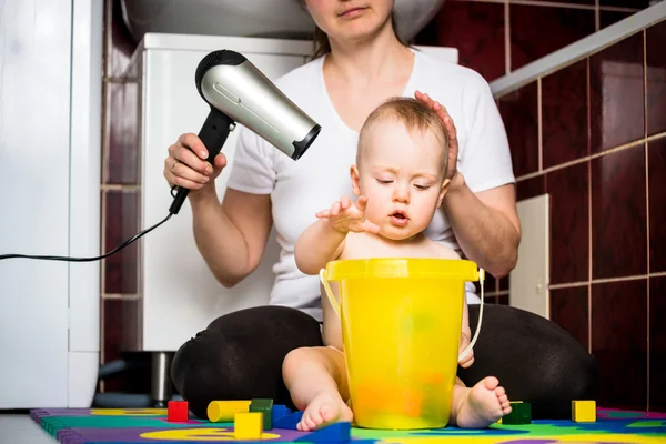 Mãe e bebê - secando cabelos — Fotografia de Stock