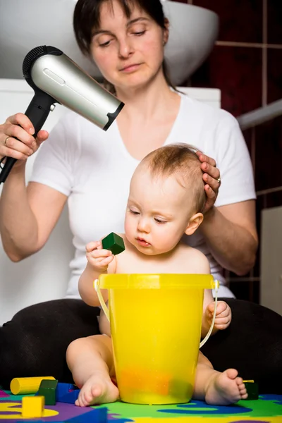 Moeder en baby - haren drogen — Stockfoto