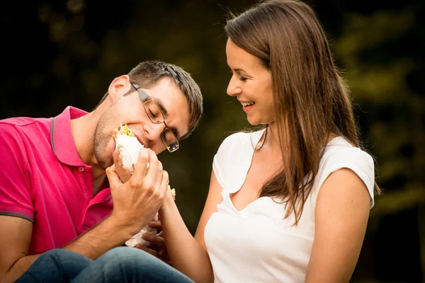 Casal comer ao ar livre — Fotografia de Stock