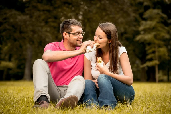 Coppia mangiare all'aperto — Foto Stock