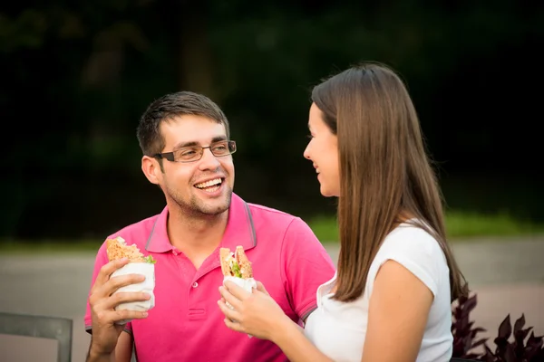 Пара ест и разговаривает на свидании — стоковое фото