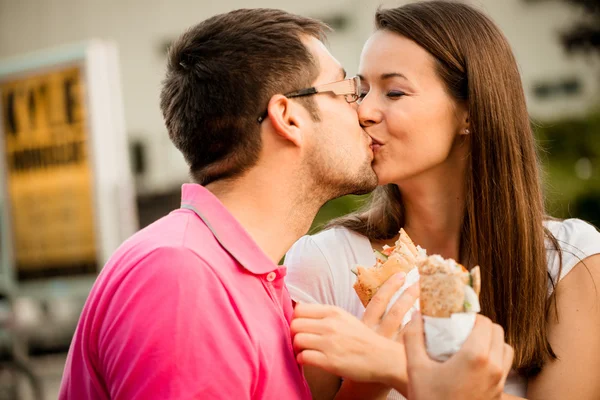 Couple eating outdoor — Stock Photo, Image