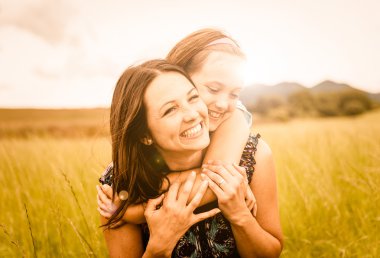 Anne ve çocuk sarılma