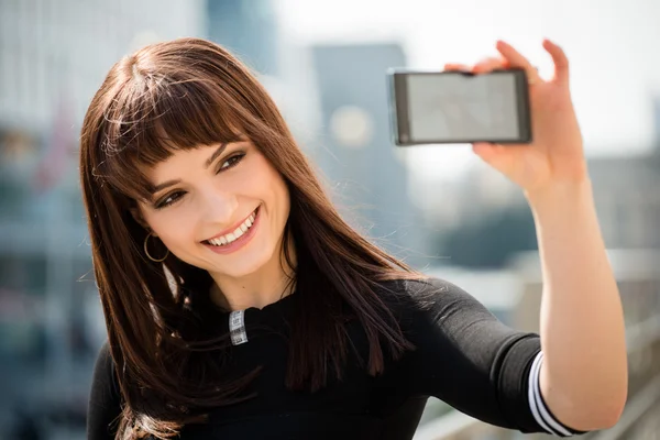 Žena při selfie na ulici — Stock fotografie