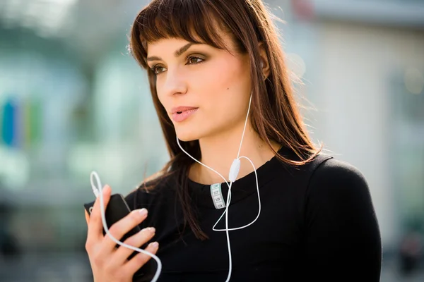 Mujer llamando al teléfono en la calle —  Fotos de Stock