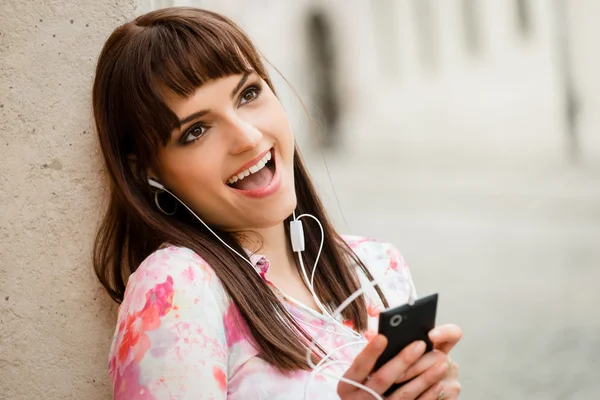 Woman singing in street — Stock Photo, Image