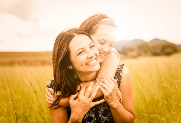 Mutter und Kind umarmen sich — Stockfoto