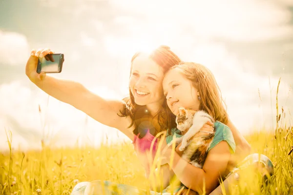 Selfie - mère, enfant et chaton — Photo