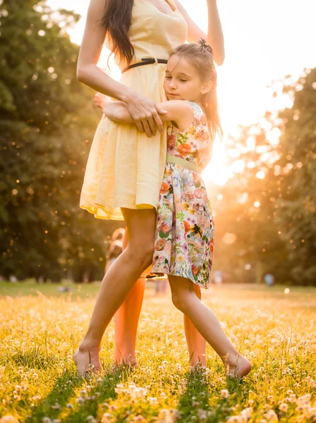 Anne ve çocuk gün batımında — Stok fotoğraf