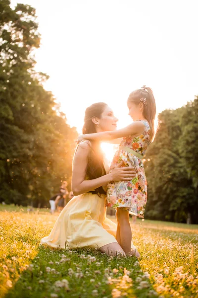 Momenti felici - madre e figlio — Foto Stock