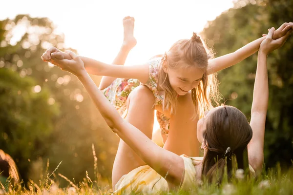 Madre e bambino giocare — Foto Stock