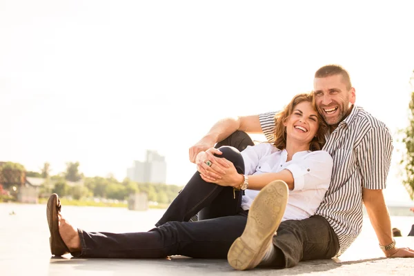 Coppia sentirsi bene insieme — Foto Stock