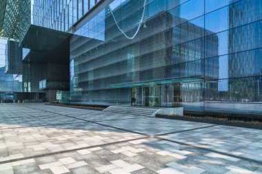 boş kaldırım ve City modern binalar