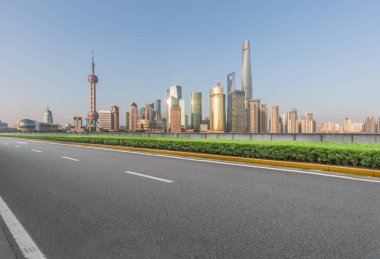 Cityscape ve boş asfalt yol Şanghay manzarası