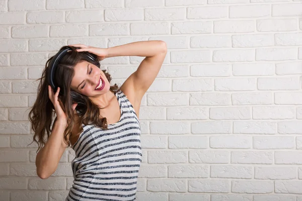 Young woman listening to music — Stock Photo, Image