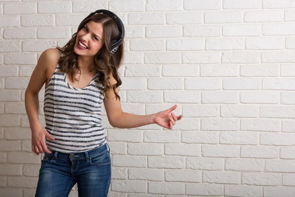 Young woman listening to music — Stock Photo, Image