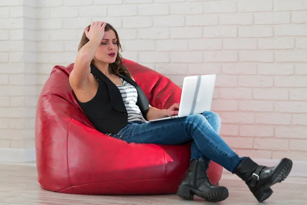 Vrouw met laptop — Stockfoto