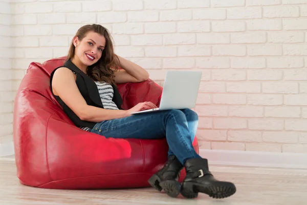 Donna con un computer portatile — Foto Stock