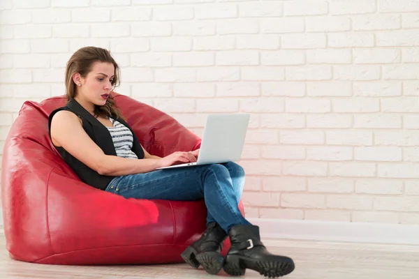 Mulher com um laptop — Fotografia de Stock