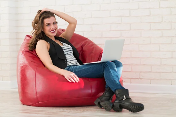 Mulher com um laptop — Fotografia de Stock