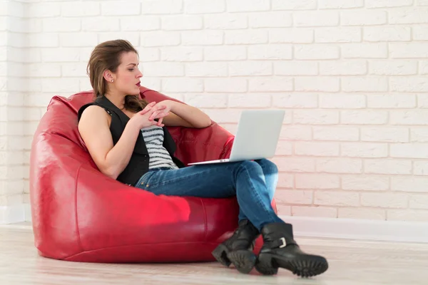 Mulher com um laptop — Fotografia de Stock