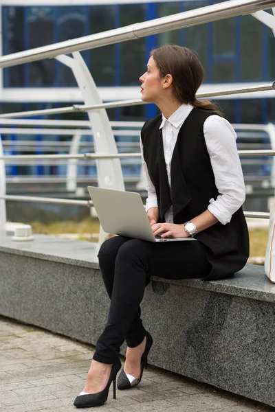 Mujer de negocios con un ordenador portátil —  Fotos de Stock