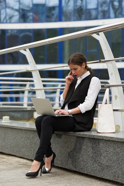 Mujer de negocios con un ordenador portátil — Foto de Stock