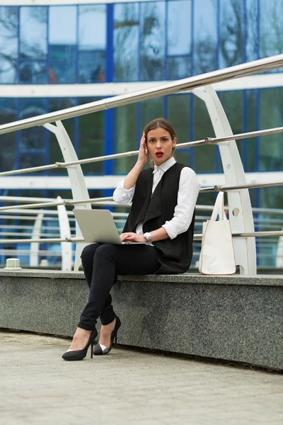 Mujer de negocios con un ordenador portátil —  Fotos de Stock