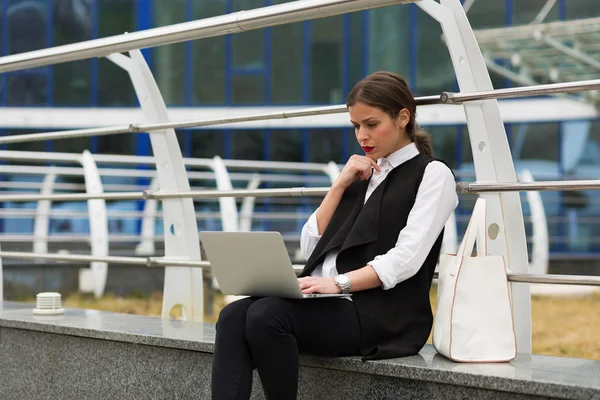 Бізнес-леді з ноутбуком — стокове фото