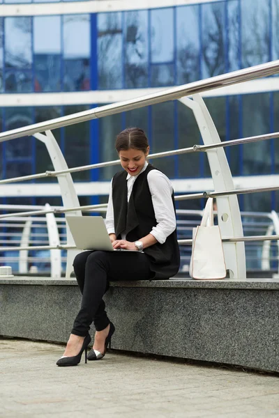 Mujer de negocios con un ordenador portátil — Foto de Stock