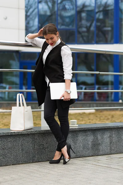 Business woman with a laptop — Stock Photo, Image