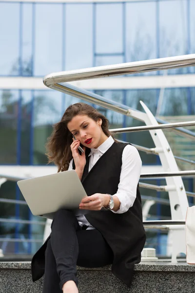 Mujer de negocios con un ordenador portátil — Foto de Stock