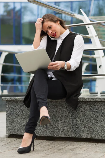 Business woman with a laptop — Stock Photo, Image