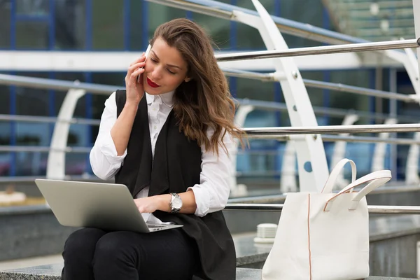 Business woman with a laptop — Stock Photo, Image