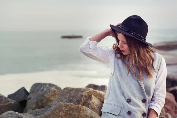 Menina solitária junto ao mar — Fotografia de Stock