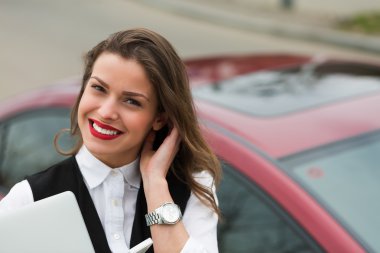 Bilgisayarı olan bir iş kadını.