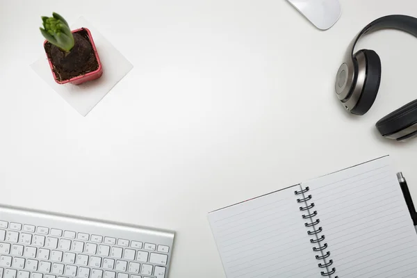 Escritorio blanco en la oficina — Foto de Stock