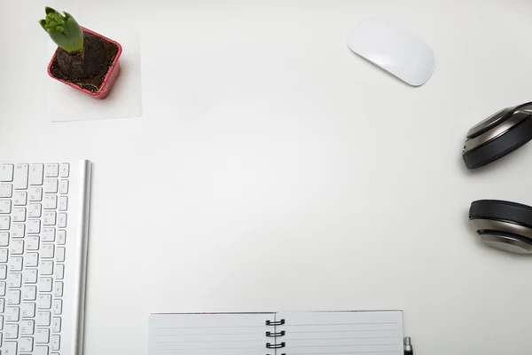 Weißer Schreibtisch im Büro — Stockfoto