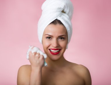 Güzel bir kadın banyo yapıyor.