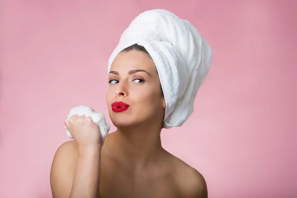 Mulher bonita com toalha de banho — Fotografia de Stock