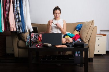 Alışverişkoliğin kadın ve ona gardırop