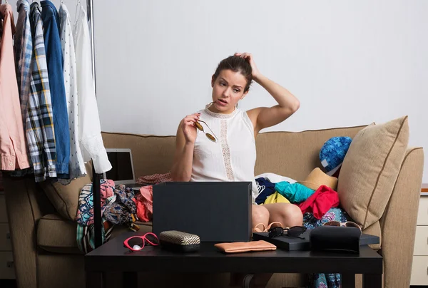 Mulher Shopaholic e seu guarda-roupa — Fotografia de Stock