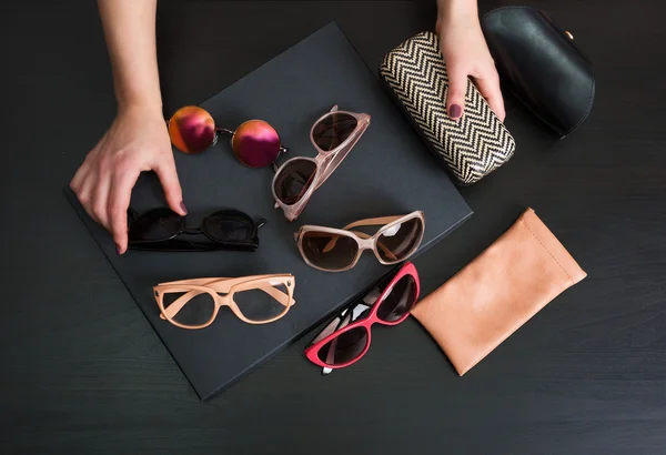 Choosing various glasses — Stock Photo, Image