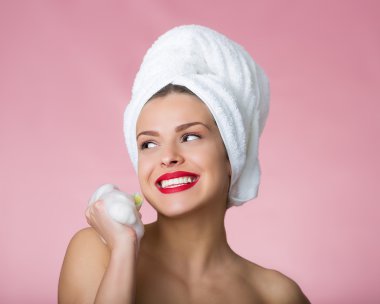 Güzel bir kadın banyo yapıyor.