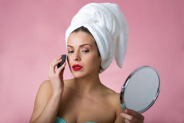 Mulher bonita removendo maquiagem — Fotografia de Stock