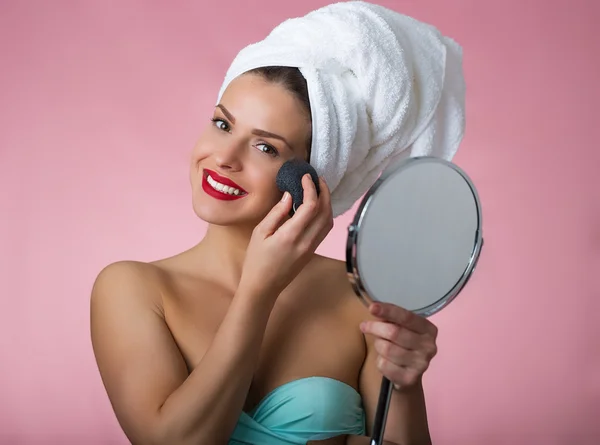 Beautiful woman removing makeup — Stock Photo, Image