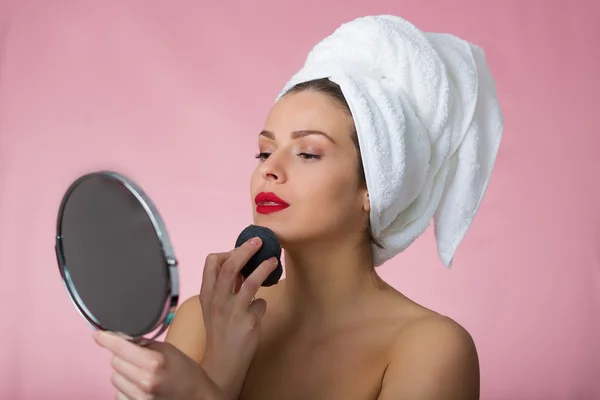 Mulher bonita removendo maquiagem — Fotografia de Stock